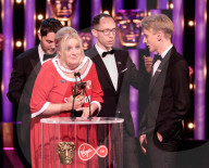 PEOPLE - BAFTA: Daisy May Cooper zieht ihre Highheels aus um den Award entgegen zu nehmen