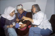 Frauen füttern Kleinkind; Al Shate Camp, Gaza 1993