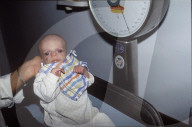 Wägen eines unterernährten Babys, Bethlehem 1992