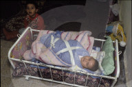 Eingeschnürtes Baby im Flüchtlingslager Jabalaia 1992