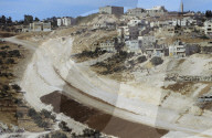 Trassee für die geplante Trennungs-Mauer, die Abu Dis von Ost-Jerusalem trennen wird, 2003