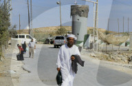 Israelischer Checkpoint bei Abu Diz, Vorort von Jerusalem: Palästinenser beim Passieren, 2003