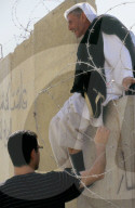 Palästinenser beim Überqueren der Trennungs-Mauer bei Abu Dis, 2003