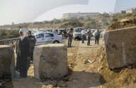 Bani Hassan, bei Ariel: Strassen-Blockade durch die Israeli, 2003