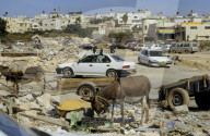 Baqa ash Sharqiya 2003: Dorf wird durch den Bau des Sicherheitszauns zweigeteilt, zerstörter Marktplatz