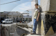 Junge auf provisorischer Mauer, die Abu Dis von Ost-Jerusalem trennen wird, 2003