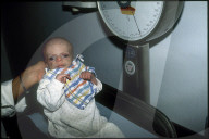 Reportage über Palästina 1992: Unterernährtes Baby auf Waage