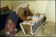 Palästinenserin mit Kindern im Jabalia-Camp 1998