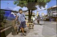 Junge mit seinem Schuhputzkasten in Nicaragua, 2004