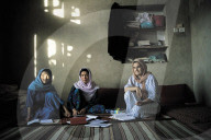Afghanische Hazara Studentinnen in ihrem Wohnheim in Pakistan, 2001