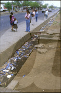 Strassenszene in Managua, verschmutzter Abwasserkanal, Nicaragua 2004