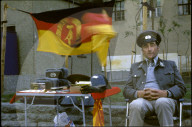 Verkäufer von DDR-Souvenirs, 1990