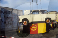 Trabant auf einer DDR-Fahne, 1990