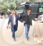 EXKLUSIV - Kim Basinger und Mitch Stone führen den Hund aus