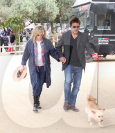 EXKLUSIV - Kim Basinger und Mitch Stone führen den Hund aus