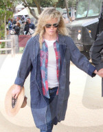 EXKLUSIV - Kim Basinger und Mitch Stone führen den Hund aus