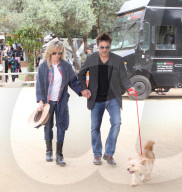 EXKLUSIV - Kim Basinger und Mitch Stone führen den Hund aus