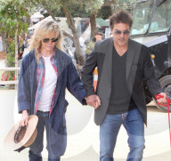 EXKLUSIV - Kim Basinger und Mitch Stone führen den Hund aus