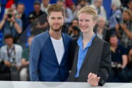 PEOPLE - CANNES: Ein Spagat beim Photocall von "Girl"