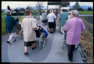 Sozialhelferinnen mit Altersheiminsassen, Spaziergang; 1997