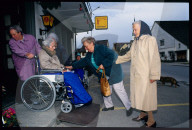 Sozialhelferinnen mit Altersheiminsassen, Spaziergang; 1997