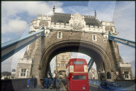 London 1990: Doppeldeck-Bus auf der Tower Bridge