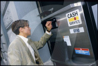 Mann an Bancomat 2000
