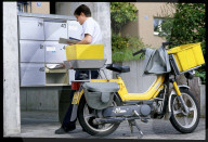 Briefträger verteilt Post mit Mofa 1992