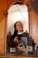 Schwester Veronika beim Verkaufen der Kräuter, Kloster Fahr 2005