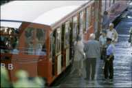 Passagiere beim Einsteigen in Rigi-Bahn 1989