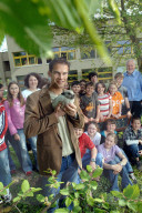 Renzo Blumenthal mit Schülern und Kaninchen 2006