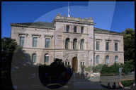 Polizeiabsperrung vor Kantonsparlamentsgebäude
