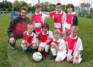 Adrian Knup mit Mitgliedern der "Mini-Nationalmannschaft"; 2006