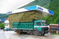 Lastwagen mit Heu an einer Tankstelle  Griechenland