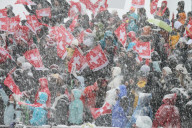 Fans im Schneegestoeber  1. Springen FIS Skispringen Engelberg