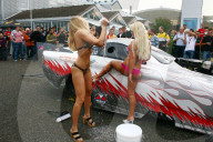 Tuning Messe Bern Aufreizende Taenzerinnen beim Autowaschen