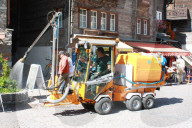 Blumengiessen mit Elektrofahrzeug in Zermatt 