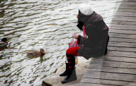 Junge Frau am See 