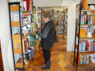 Ruestige Seniorin in Bibliothek