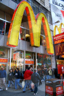 Strassenszene McDonalds Logo New York