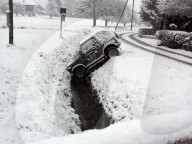 Auto im Bach, Wintereinbruch, Glatteis, 2005