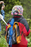Muslimin mit Kopftuch bei einer Wanderung 