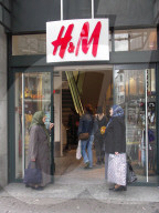 Zwei muslimische Frauen mit Kopftuch vor einem H&M Kleidergeschäft, 2005