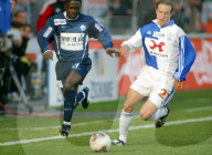 Fussball,  NLA  -  Grasshopper-Club - FC Zuerich. Alhassane Keita im Zweikampf mit Reto Ziegler.  Foto Manuel Geisser