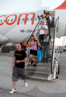 Passagiere steigen aus einer EasyJet Maschine 
