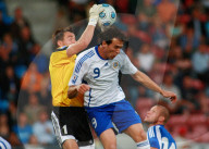 Fussball Berat Sadik gegen Torwart Peter Jehle