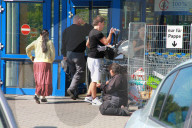 Bettlerin vor Lidl Filiale