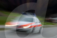 Polizeiauto in voller Fahrt