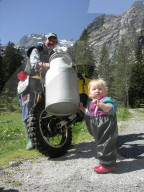 Bergbauer mit Motorrad, Milchkanne und Kleinkind, 2005