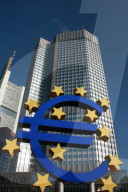 Euro - Symbol vor der Europaeischen Zentralbank 